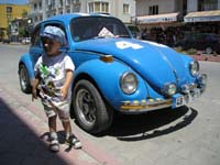Раритетный Volkswagen Beetle в весьма приличном состоянии просто так стоял на улице Даламана (соседний районный центр, куда мы отправились прогуляться). Ратмир очень обрадовался, увидев настоящий автомобиль, модель которого у него уже была.