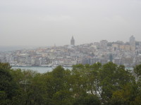 Вид от дворца Топкапы через залив Золотой Рог на Галатскую башню (Galata Kulesi).