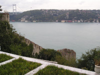 Вид от Румельской крепости на Босфор и кусочек моста Фатих Султан Мехмет через него (слева).