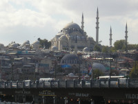 Вид на вторую по значению и первую по размерам мечеть Сулеймание (Süleymaniye Camii) с борта швартующегося парома.