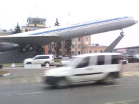 Возвращение в Москву. Я столько раз был в аэропорту Шереметьево, но почему-то только в этот раз заметил там памятник легендарному советскому авиалайнеру Ил-62. Оказывается, открыт он был 04.06.2015.
