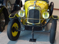 Ещё один из выставленных старинных автомобилей тоже моего любимого жёлтого цвета (марку не определю) на фиксирующей переднюю ось подставке и со штырём для запуска его двигателя.