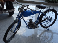 В Домодедово была выставка, в основном, старинных автомобилей, но среди них вдруг затесался… старинный мопед 😮 неизвестной марки и модели. 🤔