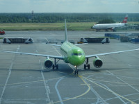 Зелёный самолёт (конечно же, авиакомпании “S7 Airlines” / «Сибирь») как будто в раздумье, когда вариантов дальнейшего пути не 3 (налево, прямо и направо), а гораздо больше. 🤪