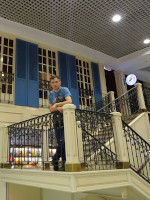 Вертикальный кадр со мной на лестнице от книжного магазина к заведению общепита в зоне вылета Домодедово.