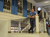 Горизонтальный кадр со мной на лестнице от книжного магазина к заведению общепита в зоне вылета Домодедово.