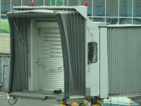 Аэропортовый рукав, называемый профессионалами телескопическим трапом (телетрапом), – это, с одной стороны, дюже удобная штука для пассажиров, сразу переходящих из здания аэровокзала в самолёт, а с другой – отнимает часть романтики: поездку на низкопольном автобусе по лётному полю, общий вид твоего самолёта перед посадкой, подъём по трапу под ветер и шум двигателей…