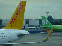 Хвосты самолётов Airbus A321neo с бортовым номером TC-RBE турецкой авиакомпании “Pegasus Airlines” и Airbus A320-200 с бортовым номером VQ-BOA российской авиакомпании “S7 Airlines” / «Сибирь».