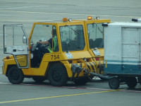 Букашки-трудяжки, которые возят по лётному полю тележки с багажом, загружать его в самолёты или наоборот, выгружать. То ли сдвоенная кабина одного тягача (тогда непонятно управление), то ли 2 близко стоя́щих… 🤔