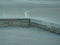 Тут лучше видна многослойность «дорожного» полотна взлётно-посадочной полосы международного аэропорта (Домодедово).