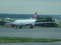 На дальней стоянке – самолёт российской авиакомпании “Nordwind Airlines” / «Северный ветер», но ни модель, ни тем более бортовой номер тоже не назову.