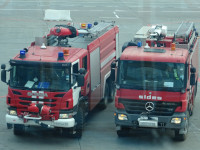 Аэропортовая пожарная техника – грузовики Scania P с госномером н845ак50 и Mercedes-Benz Actros с госномером о003тм150. Предположу, что зимой они также умеют опылять самолёты противообледенительной жидкостью.