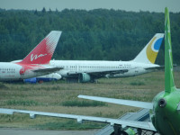 Ещё самолёты, в порядке из дали в близь: Boeing 757-256 с бортовым номером EI-DUE российской авиакомпании “KrasAir” / «Красноярские авиалинии», на (бессрочном) хранении; Boeing 757-200 с бортовым номером RA-73008 российской авиакомпании “VIM Airlines” / «ВИМ-Авиа», на (бессрочном) хранении; какой-то «огурчик» авиакомпании “S7 Airlines” / «Сибирь», скорее всего, эксплуатируемый.
