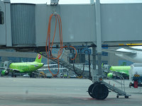 У телетрапа-«рукава» есть свои собственные шасси, причём не сильно менее серьёзные, чем у авиалайнеров (зелёных «огурчиком» авиакомпании “S7 Airlines” / «Сибирь»).