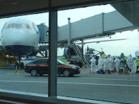 Группа дезинфекции и авиалайнер, в котором может быть страшно опасный коронавирус CoViD-2019.