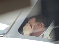 Пилот нашего самолёта в своей кабине почему-то показывает жест «рука-лицо» (facepalm). Наверное, думает, какой стыд, что вылет рейса задерживается уже́ на 34 минуты… 🤦