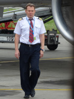 Задумчивый пилот нашего самолёта. Пока идёт по земле, потому что вылет рейса задерживается уже́ на 37 минут… 😠