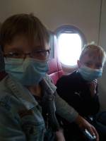 В самолёте за соблюдением масочного режима следят строже, чем в аэропорту Домодедово, поэтому бедные дети… 😷