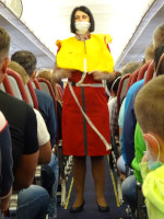 В пандемию коронавируса в стандартной демонстрации аварийно-спасательного оборудования самолётов появился новый элемент – маска (на стюардессе), и не кислородная, а, скорее, наоборот. 😷