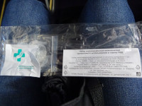 Во время пандемии коронавируса расходы некоторых заботливых авиакомпаний (в данном случае “Red Wings Airlines”) выросли ещё и за счёт раздачи вот таких «наборов индивидуальных гигиенических» (маска, перчатки и салфетка).