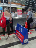 Коронавирусные ограничения у ленты получения багажа в аэропорту прилёта (Antalya Havalimanı).