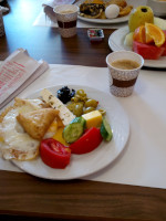 Иногда можно и food porn, даже если это ничем не примечательный завтрак в турецкой гостинице… хотя вот треугольный пирожок там весьма аутентичен для турецкой кухни. 😋