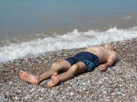 Раньше я думал, что это просто приятно вот так лежать, загорать и слушать шум прибоя, а теперь я знаю, что эта поза (आसन) в йоге называется «шавасана» (शवासन). 😊