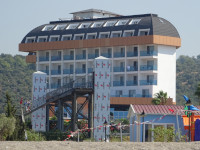 Я много видел не распакованных полностью, но используемых предметов, даже пластиковые окна такие видел… но вот целый «нераспакованный» надземный пешеходный переход (виадук) увидел впервые!.. 😯