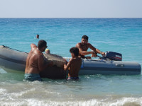 Вот обещанная половинная подсказка к загадке про мо́лодцев и большой камень. 😉