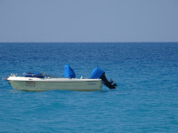 Все оттенки голубого и синего (включая чехлы на моторной лодке), на этот раз на турецком Средиземном море, но не в Фетхие (Fethiye, как написано на борту), а в Манавгате (Manavgat, вы когда-нибудь слышали о таком?).