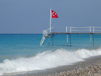 Все оттенки голубого и синего хороши даже с турецким флагом (Türkiye Cumhuriyeti bayrağı), даже с учётом того, что в традиционной и мусульманской Турции (Türkiye) голубых наверняка не жалуют. 😁