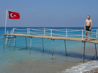 Я на турецком пирсе Средиземного моря: стоя, радуясь (морю? 😊).