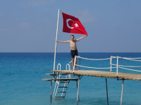 Я на турецком пирсе Средиземного моря: растягивая флаг (Türkiye Cumhuriyeti bayrağı) в безветрие.