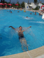 Оказывается, этот стиль мой плавания называется «брассом на спине». (Хотя некоторые мамы пловцов 😉 утверждают, что такого стиля нет. 😛)