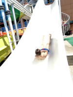 Старший сын – единственный, кто из нас рискнул съехать с этой горки на спине, головой вперёд 🫣 (засвеченная фотография).