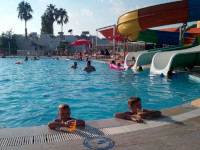 Бар не у бассейна, а в нём самом. 😊