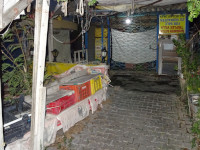 Тот, кто сможет прочитать объявление о продаже вверх ногами, то узнает, что продаётся не заброшенная овощная/фруктовая лавка, а триплексная вилла (triplex villa). 😮