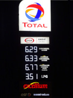 Цены на топливо в Турции, не имеющей собственных углеводородных ископаемых: (евро)дизель (EuroDiesel Motorin): 62,51 ₽/л (6.29 ₺/l); (евро)дизель с добавкой Excellium (Excellium EuroDiesel Motorin): 62,91 ₽/л (6.33 ₺/l); бензин АИ-95 с добавкой Excellium (Excellium 95 Kurşunsuz Benzin 95 Oktan): 67,28 ₽/л (6.77 ₺/l); сжиженный углеводородный газ (Liquefied Petroleum Gas, LPG): 34,88 ₽/л (3.51 ₺/l).