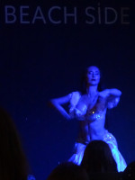 Это не Beach Side, а фигуристая и пластичная танцовщица Самира Демир (Samira Demir) на сцене гостиницы “Throne Resort Beach Side”.