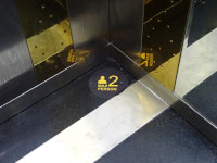 В коронавирусную эпоху (которая оказалась и не эпохой вовсе, а так, парой лет антинаучной истерии и «распила бабла») в лифтах клеили вот такие наклейки («максимум 2 человека», причём по разным углам) даже в больших лифтах. Как вы думаете, мы семьёй из 4-х человек ездили в 2 приёма? 😁