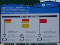 «Международные символы предупреждения» – это неточный перевод с английского: “international lifeguard flags” – это, на самом деле, «международные флаги спасателей». Впрочем, и английская фраза неточна, потому как речь идёт не о спасателях вообще, а конкретно о тех, что на водах (море). Как бы там ни было, могли бы и попонятнее сделать флаги, например, просто красный, жёлтый и зелёный. А так я всякие варианты встречал, и один жёлтый флаг (тут нет такой комбинации), и даже один чёрный (тут такого флага нет вообще).