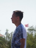 Игра в пляжный волейбол со случайной компанией: я в профиль с «пузом», надутым ветром.