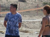 Игра в пляжный волейбол со случайной компанией: мне с такой либеро под сеткой и спокойно, и приятно. 😊