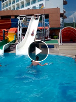 Старший сын – единственный, кто из нас рискнул съехать с этой горки на спине, головой вперёд 🫣 (видеозапись).