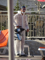 Одно из проявлений антинаучной истерии во время пандемии коронавируса – это когда ты лежишь на шезлонге у бассейна, а рядом ходит вот такой «дезинфектор» и травит тебя чем-то спиртосодержащим. 🤦 😡