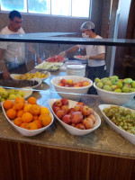 Во времена коронавирусной истерии… ой, то есть пандемии, турецкие гостиницы, получившие государственный статус коронавирусно-безопасных, запрещали своим гостям по программе «всё включено» самим брать то «всё», что, собственно, было «включено», – этим за стеклом (!) стали заниматься специальные подавальщики, для чего гостиницам пришлось нарастить штат и/или диверсифицировать род занятий имеющихся сотрудников, так что в нашей мы замечали на раздаче даже того, кого считали владельцем гостиницы. 😯 Но не знаю, благодаря ли этой мере безопасности, но мы тогда не заболели. 🤔