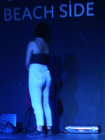 Я не знаю, что эта девушка (не путать “beach” с “bitch”!) делала на сцене гостиницы “Throne Resort Beach Side”, но эта её side была очень даже ничего! 🫣