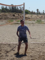 Снова игра в пляжный волейбол: мои наблюдение за летящим мячом и готовность его принять.