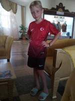 В дополнение к семейной традиции покупать магнитики на холодильник в местах наших путешествий у юного футболиста появилась ещё одна традиция – обзаводиться новой футбольной формой местной команды, в данном случае – сборной Турции (Türkiye Millî Futbol Takımı). ⚽