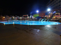 Бассейн ночью – как запретный плод: подсвечен так красиво, что манит, но купаться нельзя, спасатели тоже отдыхать хотят. 😊